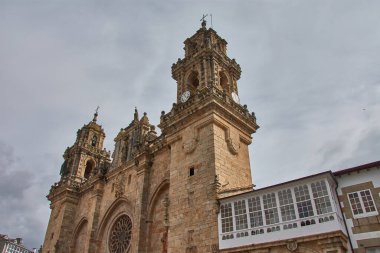 İspanya, Galiçya, Lugo 'daki Mondoedo Katedrali' nin etkileyici yüzü. Çekim, katedralin mimari ayrıntılarını ve tarihi önemini vurguluyor..