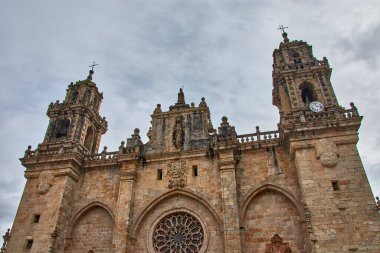 İspanya, Galiçya, Lugo 'daki Mondoedo Katedrali' nin etkileyici yüzü. Çekim, katedralin mimari ayrıntılarını ve tarihi önemini vurguluyor..