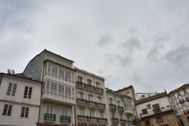 Mondoedo, Lugo, Galiçya, İspanya 'da karakteristik galerileri olan geleneksel evler. Mimari, yerel tarzı yansıtıyor ve kasabanın cazibesini arttırıyor..