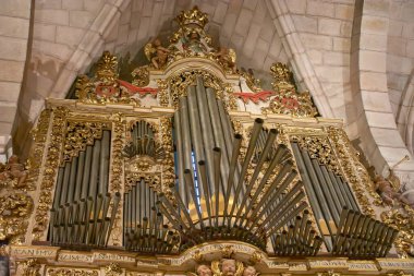 Mondoedo, Lugo, İspanya; 28 Mart 2025; Lugo, Galicia, İspanya 'daki Mondoedo Katedrali' nin içindeki etkileyici organ borularının ayrıntılı görüntüsü. Çekim, enstrümanın karmaşık düzenini ve görkemli varlığını vurguluyor.. 