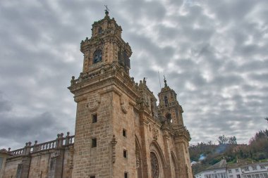 İspanya, Galiçya, Lugo 'daki Mondoedo Katedrali' nin etkileyici yüzü. Çekim, katedralin mimari ayrıntılarını ve tarihi önemini vurguluyor.. 