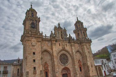 İspanya, Galiçya, Lugo 'daki Mondoedo Katedrali' nin etkileyici yüzü. Çekim, katedralin mimari ayrıntılarını ve tarihi önemini vurguluyor.. 