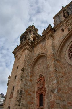 İspanya, Galiçya, Lugo 'daki Mondoedo Katedrali' nin etkileyici yüzü. Çekim, katedralin mimari ayrıntılarını ve tarihi önemini vurguluyor.. 