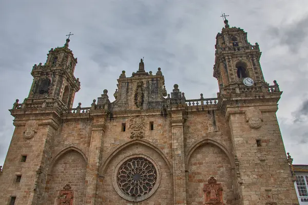 İspanya, Galiçya, Lugo 'daki Mondoedo Katedrali' nin etkileyici yüzü. Çekim, katedralin mimari ayrıntılarını ve tarihi önemini vurguluyor..