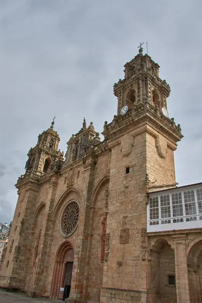 İspanya, Galiçya, Lugo 'daki Mondoedo Katedrali' nin etkileyici yüzü. Çekim, katedralin mimari ayrıntılarını ve tarihi önemini vurguluyor..