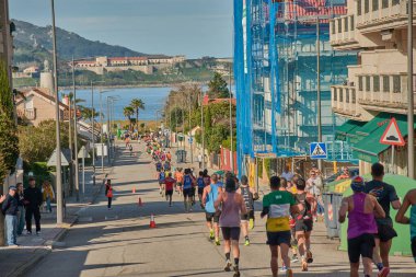Nigran, Pontevedra, İspanya; 6 Nisan 2025; Bu yakın plan, İspanya 'nın Nigran kentinden geçerken yıllık Vigo-Bayona maratonuna katılan koşucuların enerjilerini ve kararlılıklarını yakalar. Fotoğraf yarışın şiddetini vurguluyor ve...