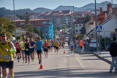 Nigran, Pontevedra, İspanya; 6 Nisan 2025; Bu yakın plan, İspanya 'nın Nigran kentinden geçerken yıllık Vigo-Bayona maratonuna katılan koşucuların enerjilerini ve kararlılıklarını yakalar. Fotoğraf yarışın şiddetini vurguluyor ve...