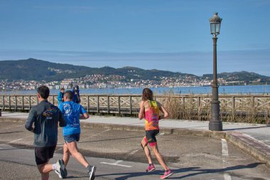 Nigran, Pontevedra, İspanya; 6 Nisan 2025; Bu yakın plan, İspanya 'nın Nigran kentinden geçerken yıllık Vigo-Bayona maratonuna katılan koşucuların enerjilerini ve kararlılıklarını yakalar. Fotoğraf yarışın şiddetini vurguluyor ve...