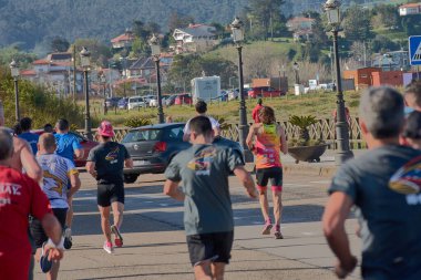 Nigran, Pontevedra, İspanya; 6 Nisan 2025; Bu yakın plan, İspanya 'nın Nigran kentinden geçerken yıllık Vigo-Bayona maratonuna katılan koşucuların enerjilerini ve kararlılıklarını yakalar. Fotoğraf yarışın şiddetini vurguluyor ve...