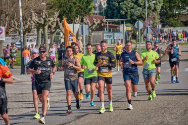 Nigran, Pontevedra, İspanya; 6 Nisan 2025; Bu yakın plan, İspanya 'nın Nigran kentinden geçerken yıllık Vigo-Bayona maratonuna katılan koşucuların enerjilerini ve kararlılıklarını yakalar. Fotoğraf yarışın şiddetini vurguluyor ve...