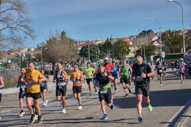 Nigran, Pontevedra, İspanya; 6 Nisan 2025; Bu yakın plan, İspanya 'nın Nigran kentinden geçerken yıllık Vigo-Bayona maratonuna katılan koşucuların enerjilerini ve kararlılıklarını yakalar. Fotoğraf yarışın şiddetini vurguluyor ve...