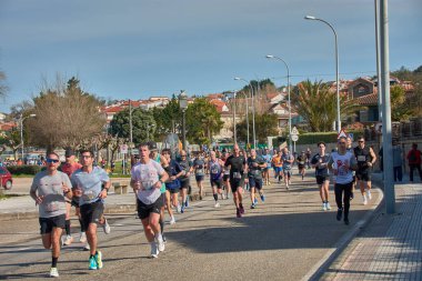 Nigran, Pontevedra, İspanya; 6 Nisan 2025; Bu yakın plan, İspanya 'nın Nigran kentinden geçerken yıllık Vigo-Bayona maratonuna katılan koşucuların enerjilerini ve kararlılıklarını yakalar. Fotoğraf yarışın şiddetini vurguluyor ve...