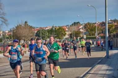 Nigran, Pontevedra, İspanya; 6 Nisan 2025; Bu yakın plan, İspanya 'nın Nigran kentinden geçerken yıllık Vigo-Bayona maratonuna katılan koşucuların enerjilerini ve kararlılıklarını yakalar. Fotoğraf yarışın şiddetini vurguluyor ve...
