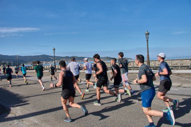 Nigran, Pontevedra, İspanya; 6 Nisan 2025; Bu yakın plan, İspanya 'nın Nigran kentinden geçerken yıllık Vigo-Bayona maratonuna katılan koşucuların enerjilerini ve kararlılıklarını yakalar. Fotoğraf yarışın şiddetini vurguluyor ve...