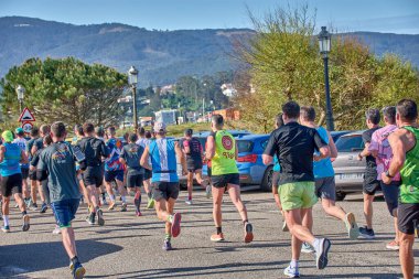 Nigran, Pontevedra, İspanya; 6 Nisan 2025; Bu yakın plan, İspanya 'nın Nigran kentinden geçerken yıllık Vigo-Bayona maratonuna katılan koşucuların enerjilerini ve kararlılıklarını yakalar. Fotoğraf yarışın şiddetini vurguluyor ve...