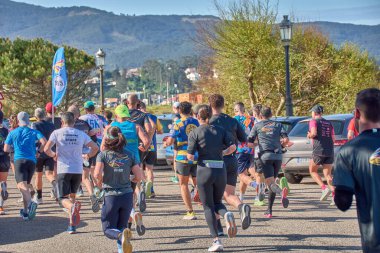 Nigran, Pontevedra, İspanya; 6 Nisan 2025; Bu yakın plan, İspanya 'nın Nigran kentinden geçerken yıllık Vigo-Bayona maratonuna katılan koşucuların enerjilerini ve kararlılıklarını yakalar. Fotoğraf yarışın şiddetini vurguluyor ve...