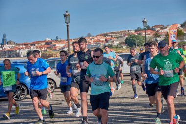 Nigran, Pontevedra, İspanya; 6 Nisan 2025; Bu yakın plan, İspanya 'nın Nigran kentinden geçerken yıllık Vigo-Bayona maratonuna katılan koşucuların enerjilerini ve kararlılıklarını yakalar. Fotoğraf yarışın şiddetini vurguluyor ve...