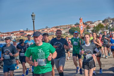 Nigran, Pontevedra, İspanya; 6 Nisan 2025; Bu yakın plan, İspanya 'nın Nigran kentinden geçerken yıllık Vigo-Bayona maratonuna katılan koşucuların enerjilerini ve kararlılıklarını yakalar. Fotoğraf yarışın şiddetini vurguluyor ve...