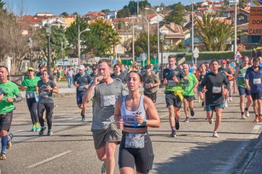 Nigran, Pontevedra, İspanya; 6 Nisan 2025; Bu yakın plan, İspanya 'nın Nigran kentinden geçerken yıllık Vigo-Bayona maratonuna katılan koşucuların enerjilerini ve kararlılıklarını yakalar. Fotoğraf yarışın şiddetini vurguluyor ve...