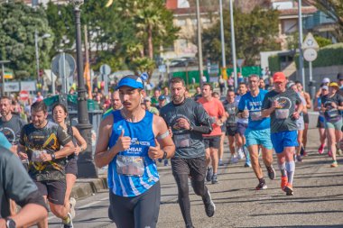 Nigran, Pontevedra, İspanya; 6 Nisan 2025; Bu yakın plan, İspanya 'nın Nigran kentinden geçerken yıllık Vigo-Bayona maratonuna katılan koşucuların enerjilerini ve kararlılıklarını yakalar. Fotoğraf yarışın şiddetini vurguluyor ve...