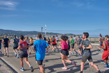 Nigran, Pontevedra, İspanya; 6 Nisan 2025; Bu yakın plan, İspanya 'nın Nigran kentinden geçerken yıllık Vigo-Bayona maratonuna katılan koşucuların enerjilerini ve kararlılıklarını yakalar. Fotoğraf yarışın şiddetini vurguluyor ve...