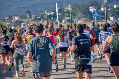 Nigran, Pontevedra, İspanya; 6 Nisan 2025; Bu yakın plan, İspanya 'nın Nigran kentinden geçerken yıllık Vigo-Bayona maratonuna katılan koşucuların enerjilerini ve kararlılıklarını yakalar. Fotoğraf yarışın şiddetini vurguluyor ve...
