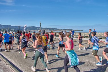 Nigran, Pontevedra, İspanya; 6 Nisan 2025; Bu yakın plan, İspanya 'nın Nigran kentinden geçerken yıllık Vigo-Bayona maratonuna katılan koşucuların enerjilerini ve kararlılıklarını yakalar. Fotoğraf yarışın şiddetini vurguluyor ve...