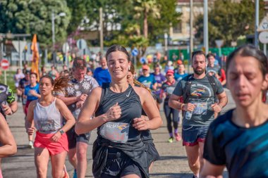 Nigran, Pontevedra, İspanya; 6 Nisan 2025; Bu yakın plan, İspanya 'nın Nigran kentinden geçerken yıllık Vigo-Bayona maratonuna katılan koşucuların enerjilerini ve kararlılıklarını yakalar. Fotoğraf yarışın şiddetini vurguluyor ve...