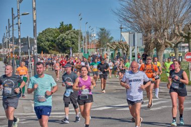 Nigran, Pontevedra, İspanya; 6 Nisan 2025; Bu yakın plan, İspanya 'nın Nigran kentinden geçerken yıllık Vigo-Bayona maratonuna katılan koşucuların enerjilerini ve kararlılıklarını yakalar. Fotoğraf yarışın şiddetini vurguluyor ve...
