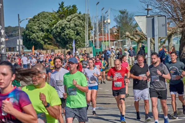 Nigran, Pontevedra, İspanya; 6 Nisan 2025; Bu yakın plan, İspanya 'nın Nigran kentinden geçerken yıllık Vigo-Bayona maratonuna katılan koşucuların enerjilerini ve kararlılıklarını yakalar. Fotoğraf yarışın şiddetini vurguluyor ve...