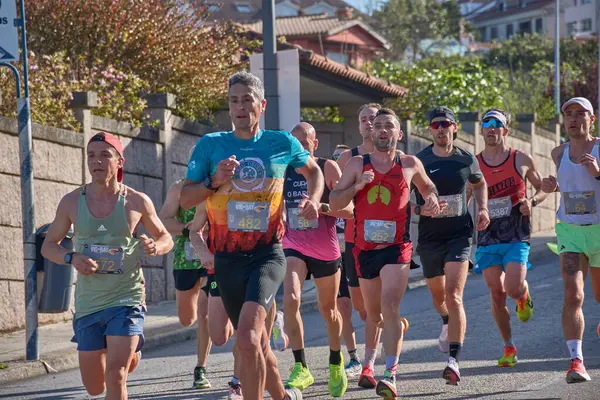 Nigran, Pontevedra, İspanya; 6 Nisan 2025; Bu yakın plan, İspanya 'nın Nigran kentinden geçerken yıllık Vigo-Bayona maratonuna katılan koşucuların enerjilerini ve kararlılıklarını yakalar. Fotoğraf yarışın şiddetini vurguluyor ve...