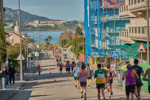 Nigran, Pontevedra, İspanya; 6 Nisan 2025; Bu yakın plan, İspanya 'nın Nigran kentinden geçerken yıllık Vigo-Bayona maratonuna katılan koşucuların enerjilerini ve kararlılıklarını yakalar. Fotoğraf yarışın şiddetini vurguluyor ve...