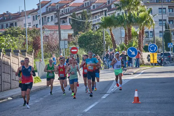 Nigran, Pontevedra, İspanya; 6 Nisan 2025; Bu yakın plan, İspanya 'nın Nigran kentinden geçerken yıllık Vigo-Bayona maratonuna katılan koşucuların enerjilerini ve kararlılıklarını yakalar. Fotoğraf yarışın şiddetini vurguluyor ve...