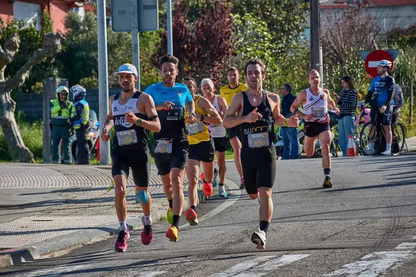Nigran, Pontevedra, İspanya; 6 Nisan 2025; Bu yakın plan, İspanya 'nın Nigran kentinden geçerken yıllık Vigo-Bayona maratonuna katılan koşucuların enerjilerini ve kararlılıklarını yakalar. Fotoğraf yarışın şiddetini vurguluyor ve...