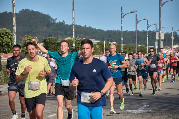 Nigran, Pontevedra, İspanya; 6 Nisan 2025; Bu yakın plan, İspanya 'nın Nigran kentinden geçerken yıllık Vigo-Bayona maratonuna katılan koşucuların enerjilerini ve kararlılıklarını yakalar. Fotoğraf yarışın şiddetini vurguluyor ve...