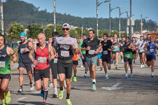 Nigran, Pontevedra, İspanya; 6 Nisan 2025; Bu yakın plan, İspanya 'nın Nigran kentinden geçerken yıllık Vigo-Bayona maratonuna katılan koşucuların enerjilerini ve kararlılıklarını yakalar. Fotoğraf yarışın şiddetini vurguluyor ve...