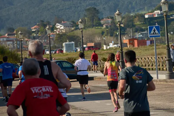 Nigran, Pontevedra, İspanya; 6 Nisan 2025; Bu yakın plan, İspanya 'nın Nigran kentinden geçerken yıllık Vigo-Bayona maratonuna katılan koşucuların enerjilerini ve kararlılıklarını yakalar. Fotoğraf yarışın şiddetini vurguluyor ve...