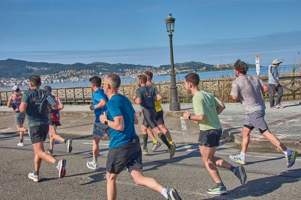Nigran, Pontevedra, İspanya; 6 Nisan 2025; Bu yakın plan, İspanya 'nın Nigran kentinden geçerken yıllık Vigo-Bayona maratonuna katılan koşucuların enerjilerini ve kararlılıklarını yakalar. Fotoğraf yarışın şiddetini vurguluyor ve...