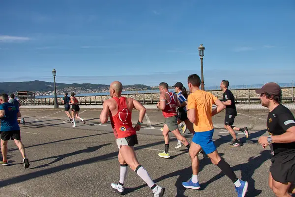 Nigran, Pontevedra, İspanya; 6 Nisan 2025; Bu yakın plan, İspanya 'nın Nigran kentinden geçerken yıllık Vigo-Bayona maratonuna katılan koşucuların enerjilerini ve kararlılıklarını yakalar. Fotoğraf yarışın şiddetini vurguluyor ve...