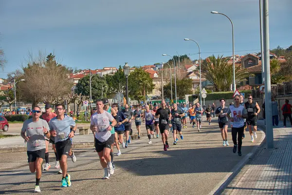 Nigran, Pontevedra, İspanya; 6 Nisan 2025; Bu yakın plan, İspanya 'nın Nigran kentinden geçerken yıllık Vigo-Bayona maratonuna katılan koşucuların enerjilerini ve kararlılıklarını yakalar. Fotoğraf yarışın şiddetini vurguluyor ve...