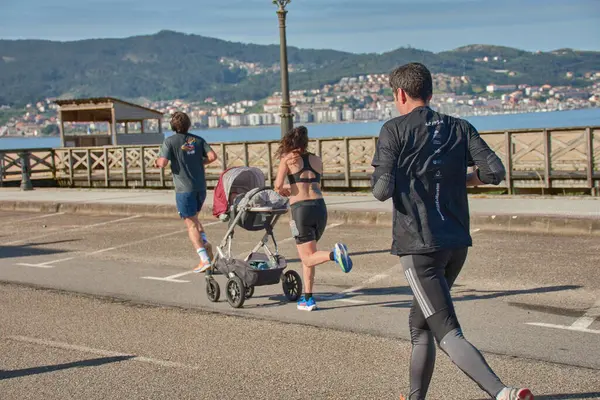Nigran, Pontevedra, İspanya; 6 Nisan 2025; Bu yakın plan, İspanya 'nın Nigran kentinden geçerken yıllık Vigo-Bayona maratonuna katılan koşucuların enerjilerini ve kararlılıklarını yakalar. Fotoğraf yarışın şiddetini vurguluyor ve...