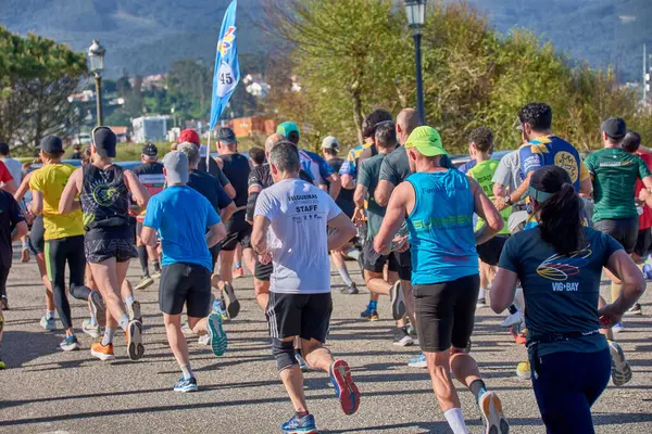 Nigran, Pontevedra, İspanya; 6 Nisan 2025; Bu yakın plan, İspanya 'nın Nigran kentinden geçerken yıllık Vigo-Bayona maratonuna katılan koşucuların enerjilerini ve kararlılıklarını yakalar. Fotoğraf yarışın şiddetini vurguluyor ve...