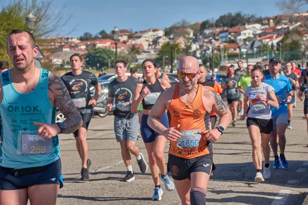 Nigran, Pontevedra, İspanya; 6 Nisan 2025; Bu yakın plan, İspanya 'nın Nigran kentinden geçerken yıllık Vigo-Bayona maratonuna katılan koşucuların enerjilerini ve kararlılıklarını yakalar. Fotoğraf yarışın şiddetini vurguluyor ve...