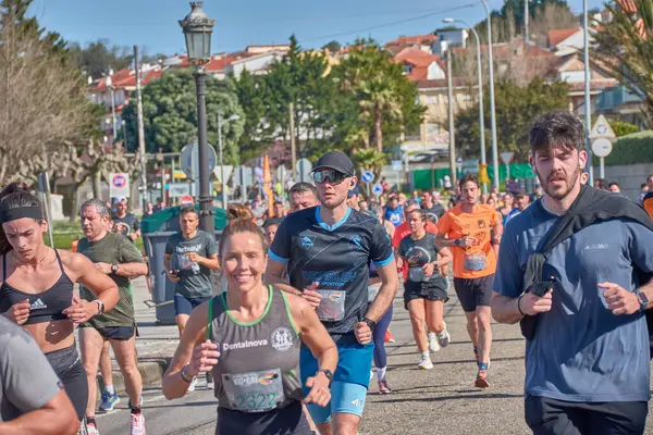 Nigran, Pontevedra, İspanya; 6 Nisan 2025; Bu yakın plan, İspanya 'nın Nigran kentinden geçerken yıllık Vigo-Bayona maratonuna katılan koşucuların enerjilerini ve kararlılıklarını yakalar. Fotoğraf yarışın şiddetini vurguluyor ve...