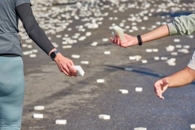 Bu yakın çekim, İspanya 'nın Nigran kentinden geçerken yıllık Vigo-Bayona maratonuna katılan bir koşucuya ıslak sünger sunan genç bir gönüllüye odaklanıyor.. 