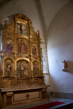 Mondoedo, Lugo, İspanya; 28 Mart 2025, Mondoedo, Galiçya 'daki Nuestra Seora de la Asuncin Katedrali içinde süslü bir sunak.. 