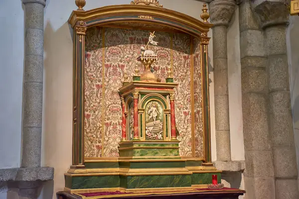 Mondoedo, Lugo, İspanya; 28 Mart 2025, Mondoedo, Galiçya 'daki Nuestra Seora de la Asuncin Katedrali içinde süslü bir sunak.. 