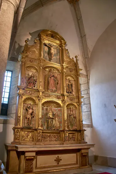 Mondoedo, Lugo, İspanya; 28 Mart 2025, Mondoedo, Galiçya 'daki Nuestra Seora de la Asuncin Katedrali içinde süslü bir sunak.. 
