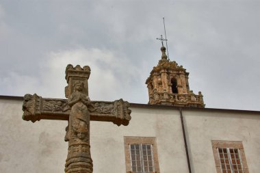 İspanya 'nın Mondoedo kentindeki Nuestra Seora de la Asuncin Katedrali' nin sakin manastırı. Kemerli yürüyüş yolları ve iç avlu katedral kompleksi içindeki bu barışçıl alanın mimari tasarımını gözler önüne seriyor.