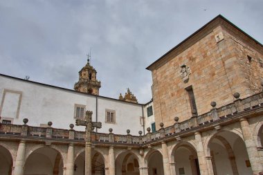 İspanya 'nın Mondoedo kentindeki Nuestra Seora de la Asuncin Katedrali' nin sakin manastırı. Kemerli yürüyüş yolları ve iç avlu katedral kompleksi içindeki bu barışçıl alanın mimari tasarımını gözler önüne seriyor.